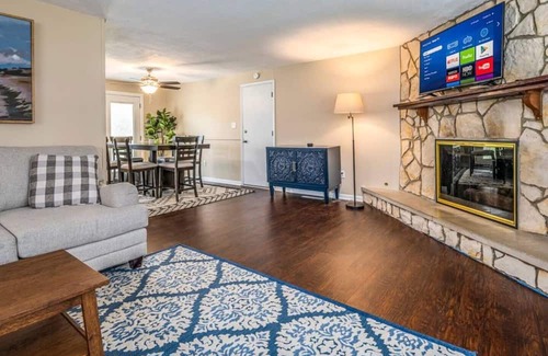 Centerville House | Friends & Family, Walking Distance to Cville Place