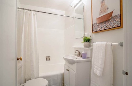 Alki Apartment | Cozy 1-BR Seaside Apt near Aki Beach