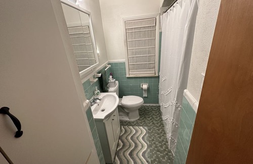 Allen Park House | Nice bungalow in quiet Allen Park neighborhood near airports/Downtown Detroit