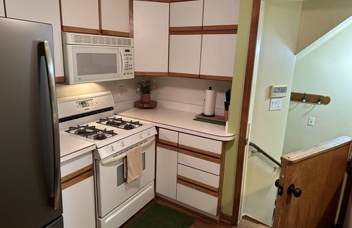Allen Park House | Nice bungalow in quiet Allen Park neighborhood near airports/Downtown Detroit