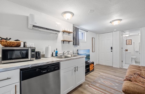 Price Apartment | Hot Tub Haven+Pet+Laundry+ .4 to USU Eastern