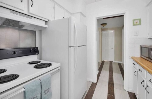 Lakeshore South House | Bright & Roomy Lakeshore Area