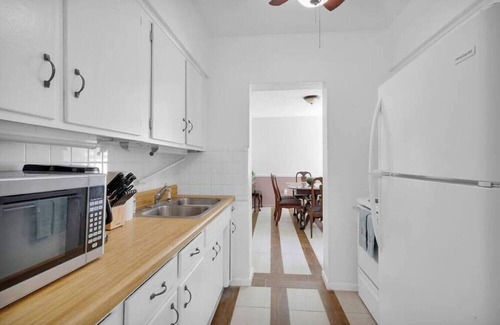Lakeshore South House | Bright & Roomy Lakeshore Area