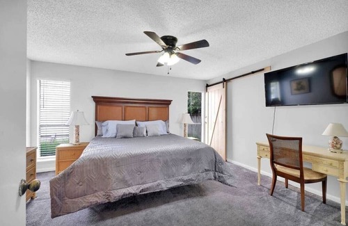 Southside House | ~Cozy Casa w/ Screened Patio~