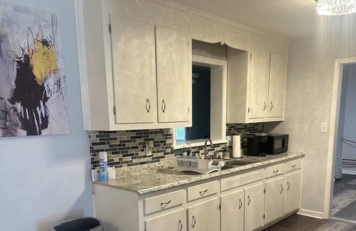 Hampton House | 3BR, 2.5BA Oasis, Indoor Pool, 10min from Town Center - Book Your Getaway Now!🏡