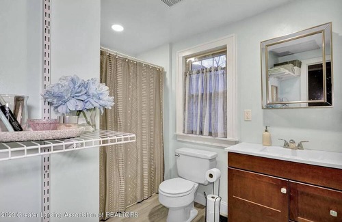 Lansing House | Cozy 3 bed 2 bath near MSU and Sparrow Hospital