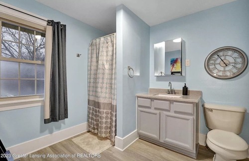 Lansing House | Cozy 3 bed 2 bath near MSU and Sparrow Hospital
