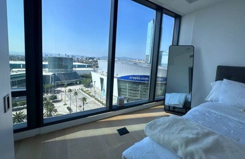 Rossmoyne Apartment | Ultra Lux Downtown LA: Elegant 2-Bed Sky