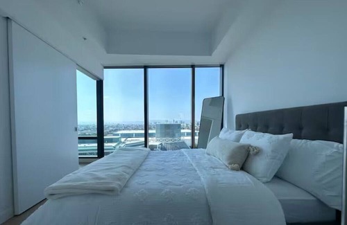 Rossmoyne Apartment | Ultra Lux Downtown LA: Elegant 2-Bed Sky