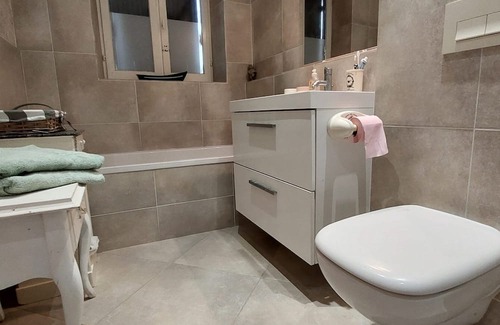 Saint-Valerien House | Holiday Home 'Maison Le Rousset' with Private Terrace, Private Garden and Wi-Fi