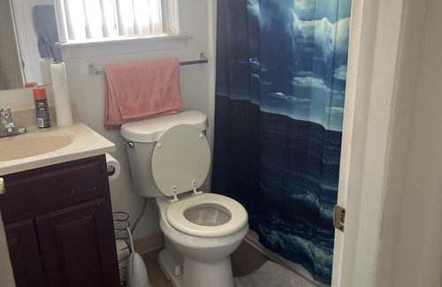 Taylor Apartment | Townhouse getaway right by the airport and many other attractions!