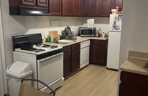 Taylor Apartment | Townhouse getaway right by the airport and many other attractions!
