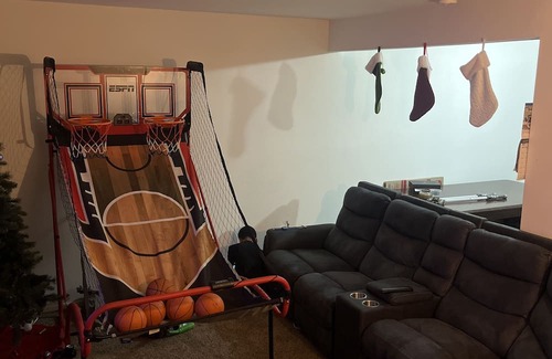 Taylor Apartment | Townhouse getaway right by the airport and many other attractions!