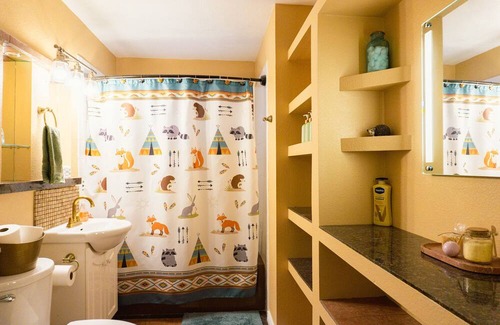 Alamogordo Cottage | Alamo Cottage - 1 Gig Internet, King Bed, Southwest decor, Fully stocked kitchen