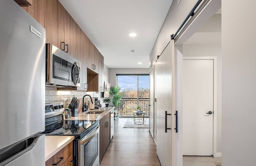 St. Anthony West Apartment | Coze 1 BR with GYM & Free Parking by Target Center