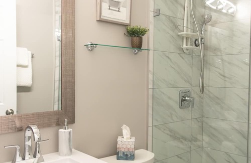 Elmwood Park Condo | Modern Apartment by MILA Home ,Close to O'Hare, 2BR, Free Parking, Self Check In