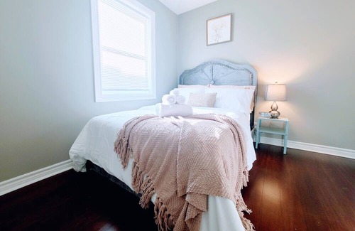 Hamilton House | Large Cottage, 5BR, Hot Tub, BBQ