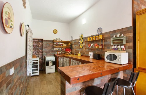 Aguimes Apartment | Vacation Apartment 'Villa Paulito El Roque' with Mountain View, Private Pool and Wi-Fi