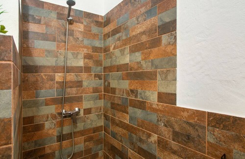 Aguimes Apartment | Vacation Apartment 'Villa Paulito El Roque' with Mountain View, Private Pool and Wi-Fi