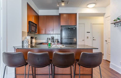 Downtown Mississauga Condo | Luxurious 2 Bedroom Condo
