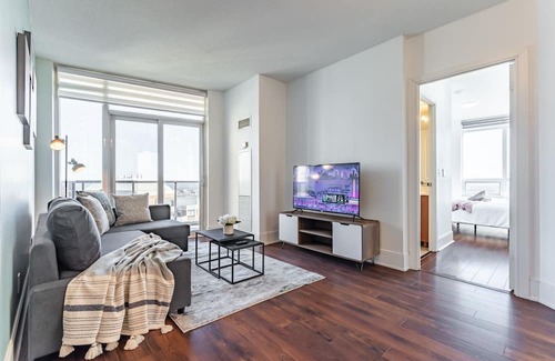 Downtown Mississauga Condo | Luxurious 2 Bedroom Condo