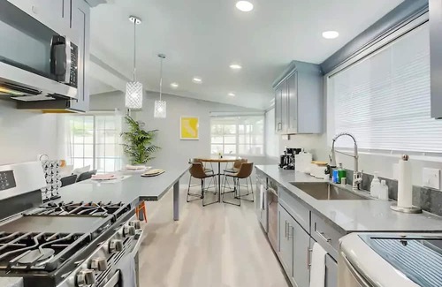 Sherwood Forest and Thistle Development House | Charming 4BD2BR Haven in Anaheim-V