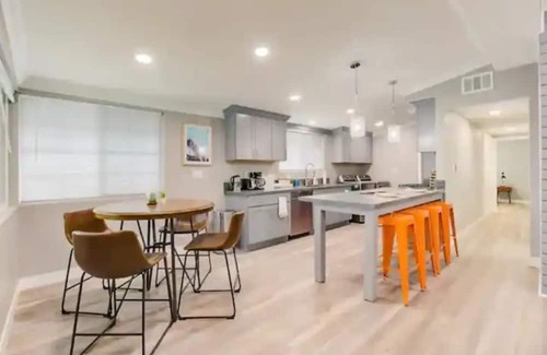 Sherwood Forest and Thistle Development House | Charming 4BD2BR Haven in Anaheim-V