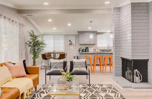 Sherwood Forest and Thistle Development House | Charming 4BD2BR Haven in Anaheim-V