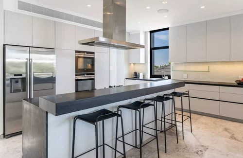 Fresnaye Villa | Spacious & Exclusive 6 Bedroom Villa positioned b/w Signal Hill and Sea Point