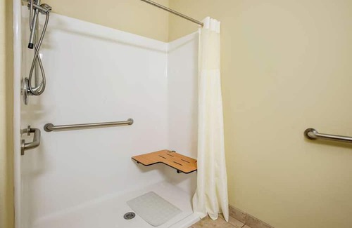 Saint Landry House | Excellent Choice! Comes with Free Breakfast & Parking, Outdoor Swimming Pool!