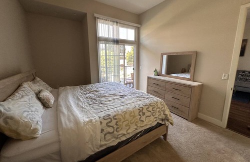 Airport Area Apartment | stunning 2BD, 3BA oasis located city of Irvine. high ceilings