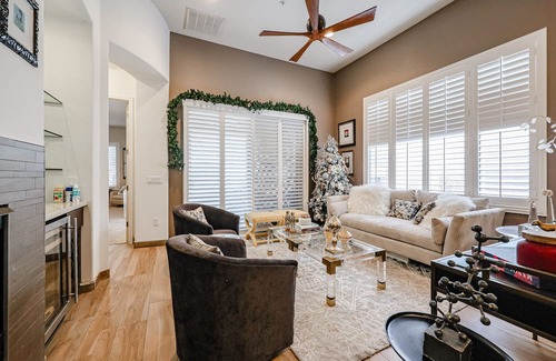 Talon Retreat House | Luxury 3br house w/heated pool + gym!