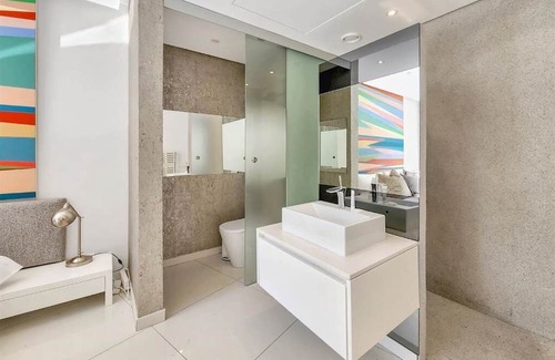 Victoria and Alfred Waterfront Apartment | This renovated waterfront apartment is a fantastic place to live