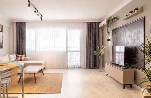 Alsancak Apartment | Gorgeous Flat with Balcony in Izmir Konak
