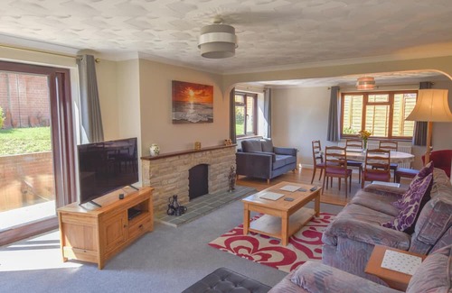 Totland Bay House | Dartmouth House - Bayside