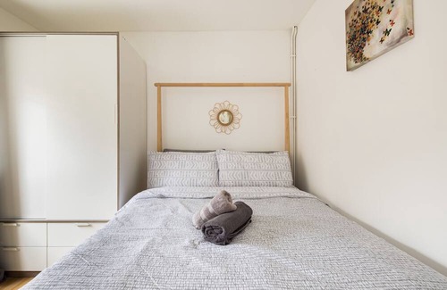 Grove Green Apartment | Cosy 1BD Flat London Zone3 w/ Parking, Perfect for Couples, Baby & Pet Friendly!
