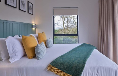 Chittlehamholt Cabin | Luxurious 2 bedroom lodges with stunning meadow views.