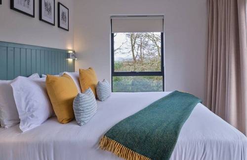 Chittlehamholt Cabin | Luxurious 2 bedroom lodges with stunning meadow views.