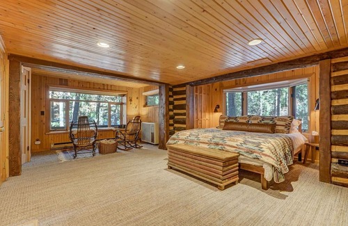 Cheyenne Canyon Cabin | Creekside Cabin w/ Hot Tub! 2 minutes to hiking trails!