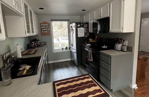 Larkspur House | Charming and cozy bend house with hot tub