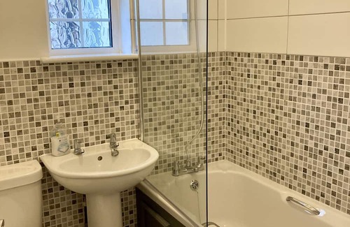 Westcliff-on-Sea House | 3 bedroom house fast wifi, smart tv's and garden