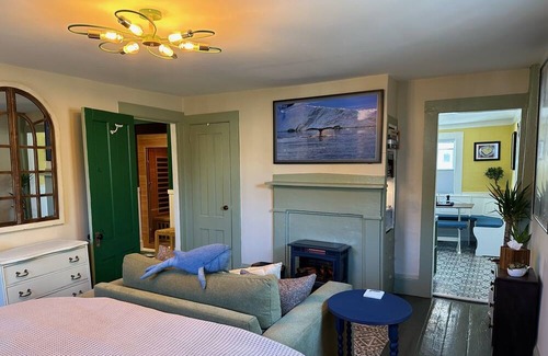 Portsmouth Apartment | Chic 1 BR with Sauna & King Bed - Blue Whale Inn