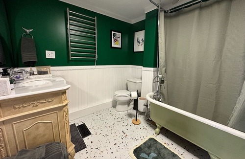 Portsmouth Apartment | Chic 1 BR with Sauna & King Bed - Blue Whale Inn
