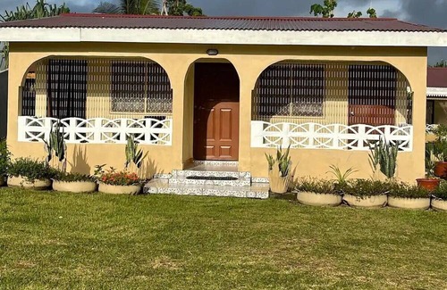 Port Vila Bed & Breakfast | Fully equipped B&B, 4 minutes WALK from the airport & 7 minutes drive to town!
