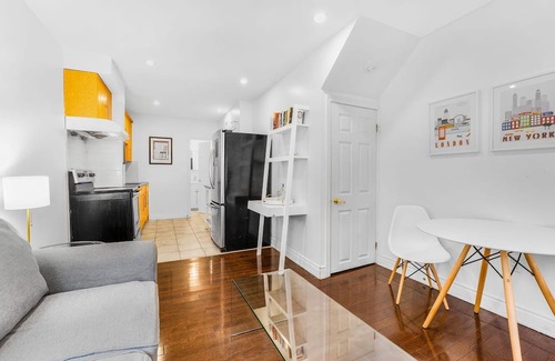 Greenwood - Coxwell Apartment | Beautiful Modern Apartment by Danforth