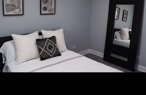 Forestview Apartment | Modern Apartment Near Downtown Chicago