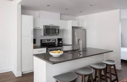 Latin Quarter Apartment | Place-Des-Arts 1-Bedroom Condo