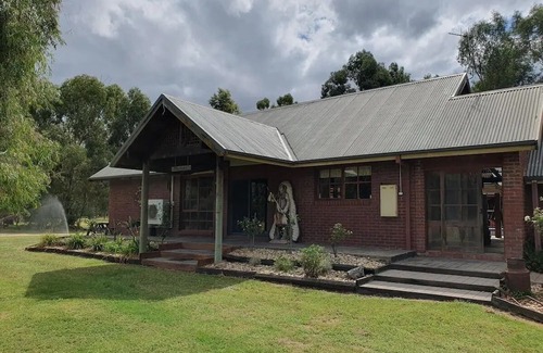 Cobram East House | Colonial cottage in Cobram