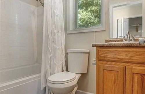 Fayetteville Apartment | Mount Sequoyah 1-Bedroom Guest House with Balcony