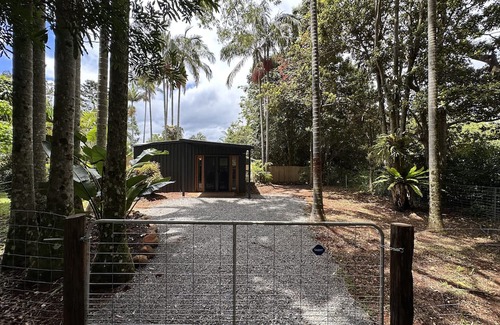 Montville House | Cosy guesthouse nestled on 5 acres of tropical lush landscape in Montville.